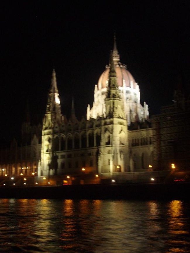 こちらは、国会議事堂のライトアップです。白亜の殿堂っていう感じの、気品溢れる風景です。<br />くさり橋と違った大人なの美しさですね。