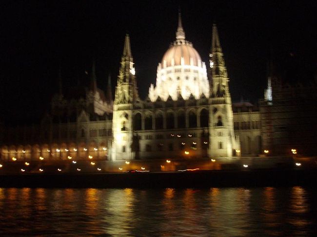 船上から見る議事堂正面（ペスト地区側）あたりです。