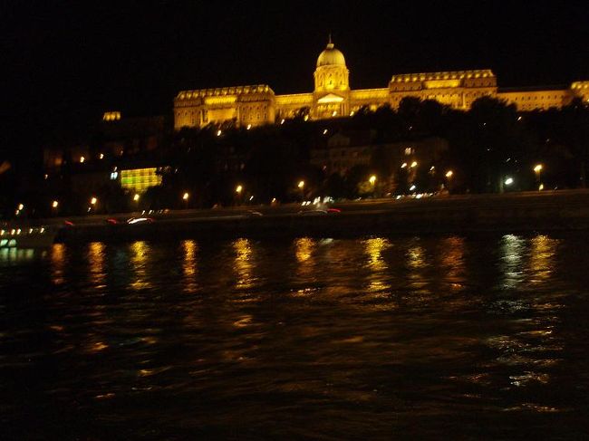 再び、王宮です。暗闇に浮び上がる王宮も、見応えありますね。