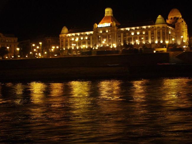 王宮の丘の南にある、ゲッレールト温泉ホテルの夜景です。