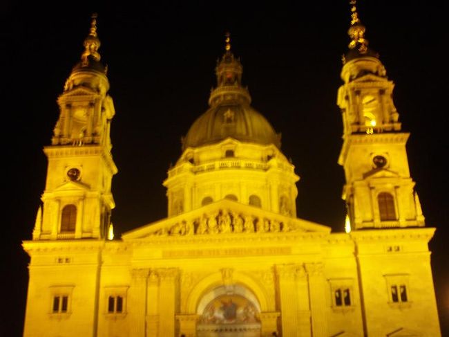 聖イシュトバーン大聖堂のライトアップです。ブダに来て一番最初に訪れて、登ったドームの展望台も美しく輝いてます。