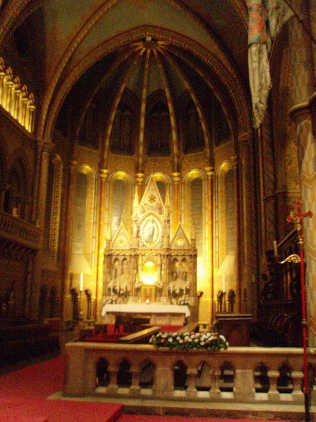 こちらは、２日目の夜２０時半頃訪れたブダ城内のマーチャーシュ教会内部です。外部は大々的に補修中で美しい夜景は撮影できませんが、夜の教会内部はこんな感じです。静かで、荘厳な雰囲気で、背筋がピンと伸び、気持ちが落ち着いてきます。<br />なお、夜の見学は１９時から２１時までです。