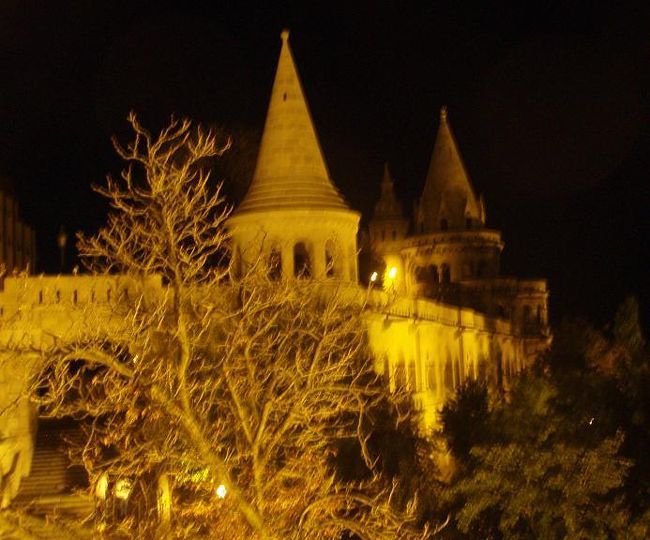 マーチャーシュ教会を出た後訪れた漁夫の砦です。<br />展望喫茶も閉店しており、この時間殆ど人がいません。