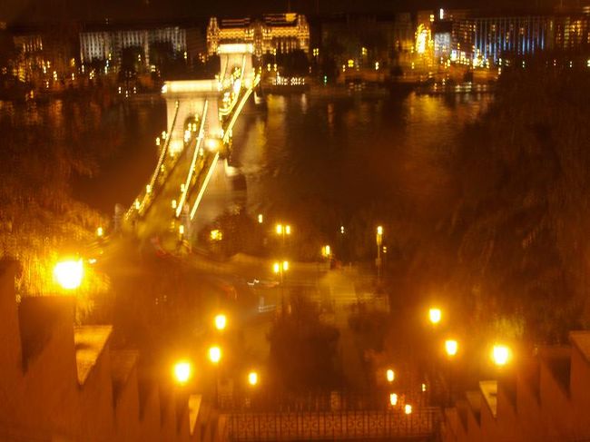 マーチャーシュ教会、漁夫の砦から、ペスト地区側夜景を見下ろした後、場内をケーブル駅まで散歩して、<br />ケーブル丘の上駅から見たくさり橋方面です。