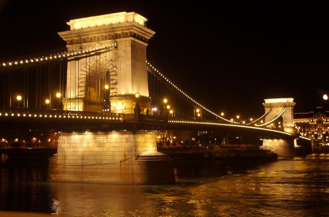 ケーブルでクラーク・アーダム広場まで降りて着ました。川べりにの橋のたもと（ブダ側）からみたくさり橋です。トラムの線路際が公園になってるあたりです。