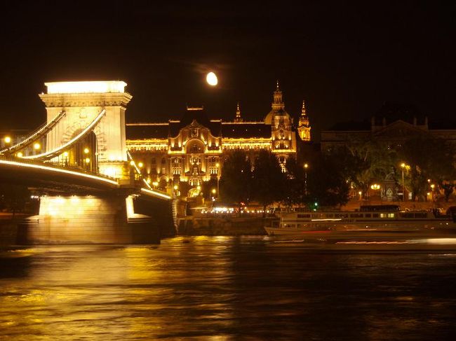 橋の後方に見えるのは、フォーシーズンズＨ．