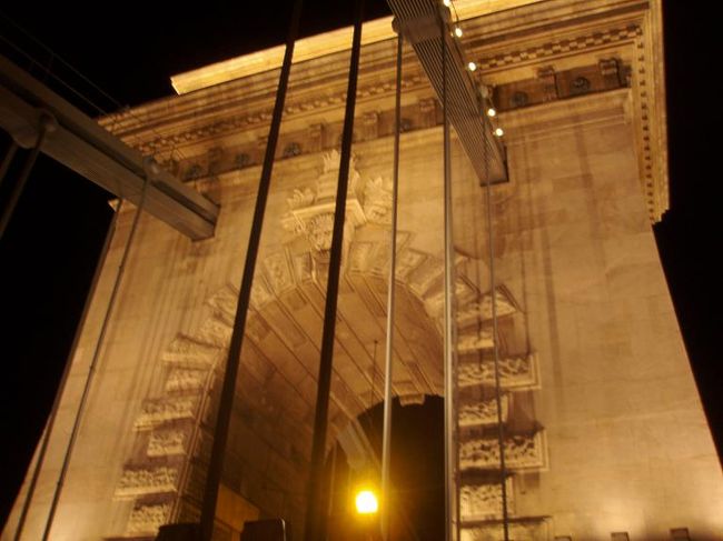 橋の歩道から見上げる橋塔です。デカイですね。