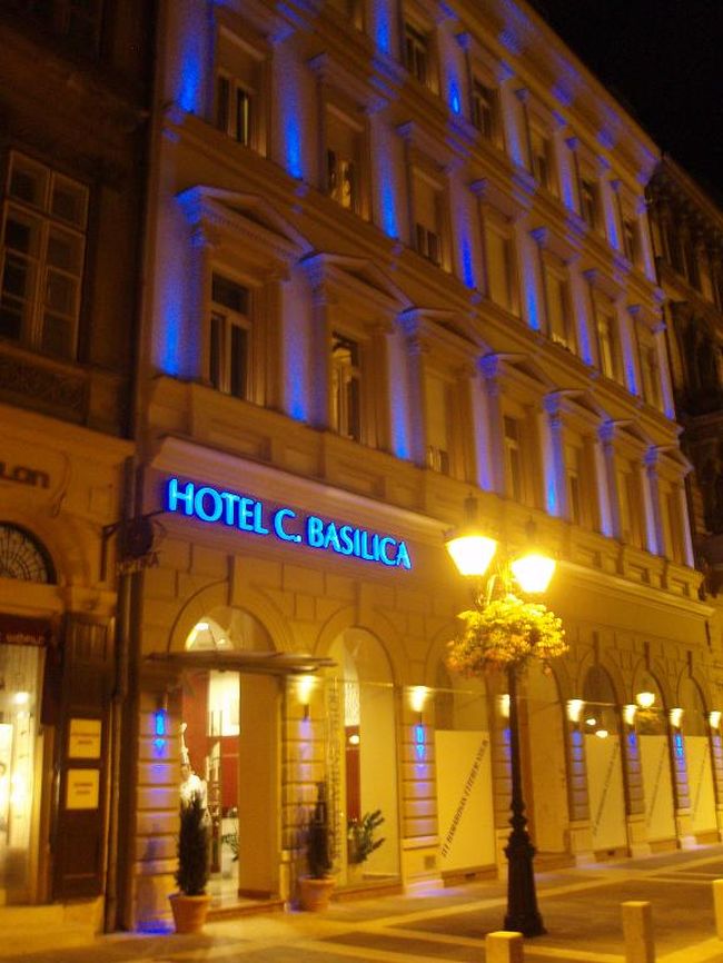 こちらは２泊したホテルのライトアップです。聖イシュトバーン大聖堂の直ぐ傍で、小粒ながらきれいで良い宿でした。<br />明日朝、ウイーンに向けて列車で移動します。<br /><br />宿泊：HOTEL Central Basilica<br />http://www.booking.com/hotel/hu/central-basilica.html?aid=301784<br /><br /><br /><br /><br />続いて<br />2007ドナウの真珠と称されるブダペスト編もよろしく！！<br />http://4travel.jp/traveler/mushmu/album/10182199/