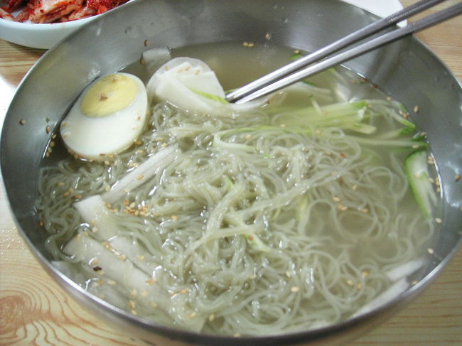 日本の冷麺と違い酸っぱくなかったです。<br />梨と瓜が入ってました。<br />イテウォンクラウンホテルの裏にある24時間営業の食堂にて。<br />おばちゃんなかなかのガッツあり。