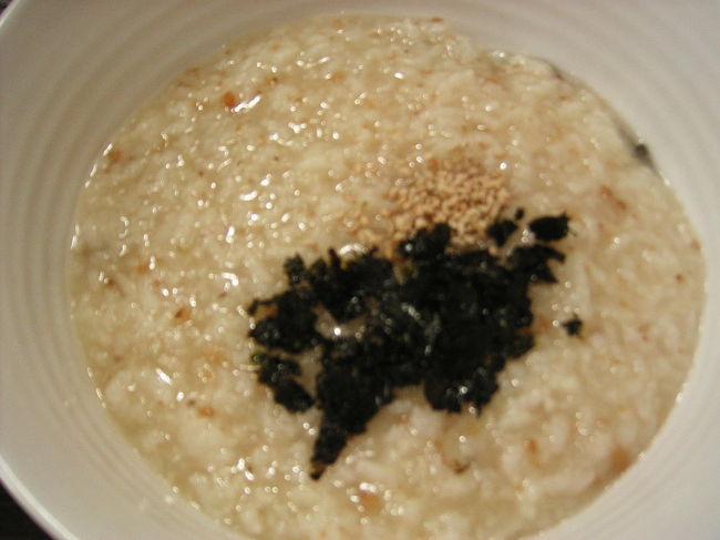 朝8時のミョンドンはどこも開いておらず、日本語の看板に惹きつけられて行ったお粥屋で食べたアワビ粥。<br />おまけで韓国海苔をつけてくれました。<br />店内日本人だらけでちっちゃい日本になってました。