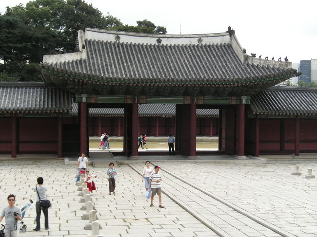 昌徳宮で韓国語ツアーに同行したが、全く理解できず飽きたころに撮ったチマチョゴリを着た元気な子供。<br />ちなみに、昌徳宮では約2時間ごとに日本語・英語・韓国語ツアーが開催されています。<br />ツアーに同行しなければ、入れない仕組みです。
