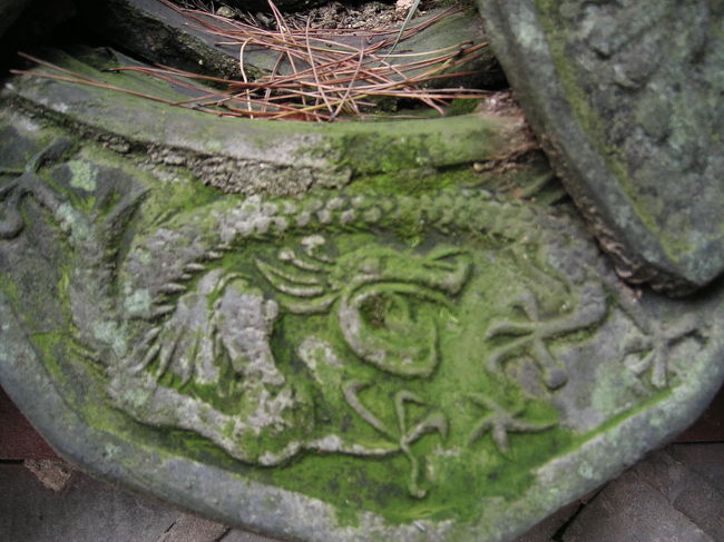 瓦の細工。細かいところまで装飾美を感じさせてくれます。