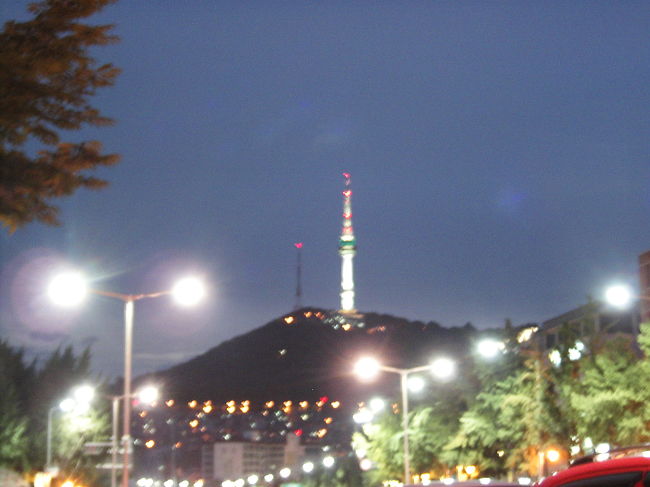 マッサージを終えて、イテウォンから見たソウルタワーの写真。<br />高い。きれい。マッサージの人は63ビルよりソウルタワーを勧めてました。