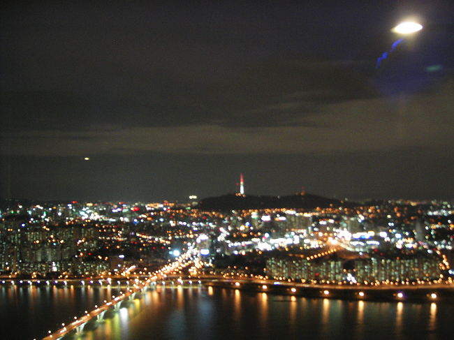 63ビルの60階から見たヨイド島の夜景。<br />この旅行で一番きれいだった。<br />韓国人の建築技術に感謝。<br />