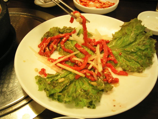 ミョンドンの焼肉屋で食べたユッケ。うま過ぎて8割食べたころに収めた写真。梨と半凍りの肉がごま油とマッチしておいしい。この旅で一番おいしかった。