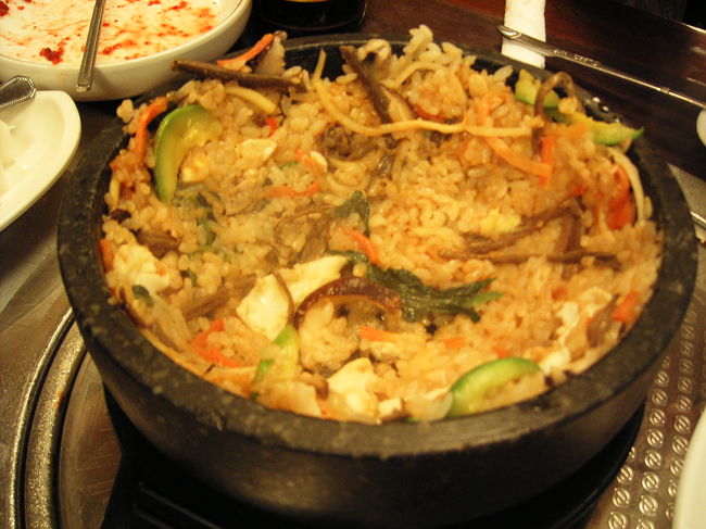 ビビンバのおこげ作りをしている写真。