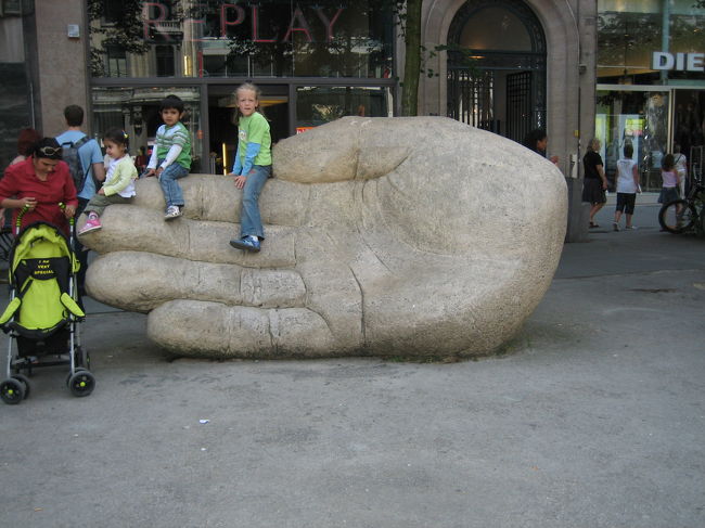 地名由来のモニュメント：<br /><br />アントワープは現地名「アントヴェルペン」<br /><br />”アント”は”手首”、”ヴェルペン”は”投げる”。