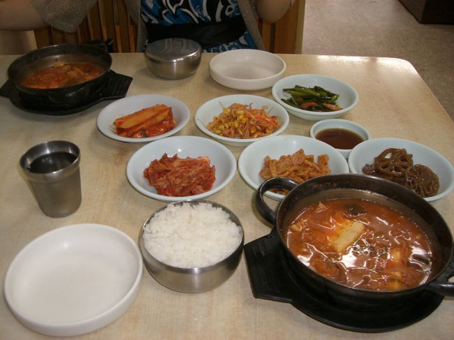 ２日目の朝食♪<br /><br />朝からキムチ鍋とか最高だよー！！笑<br /><br />でも私調子よくなかったから食べるたびに腹痛。。<br /><br />でも美味しすぎだわ♪