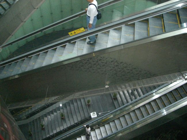 地下鉄の駅☆☆<br /><br />めっちゃ広いのに人が全然いないー！！