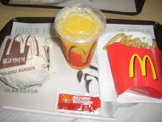 韓国限定のマックメニュー☆<br /><br />プルコギバーガーセット！！<br /><br />そんなに美味しくなかったなぁ。。