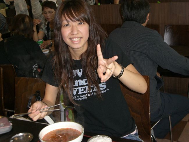 お金余っちゃったから空港でまたしてもキムチ鍋的な<br /><br />物を食べた・・♪♪