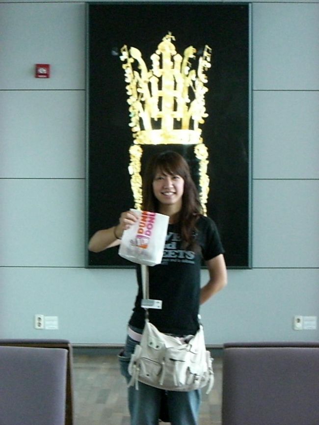 空港で！！<br /><br />冠を頭にのせてる感じで！！<br /><br />手に持ってるのは、お金余ったからダンキンドーナツ<br /><br />でドーナツ４個購入☆<br /><br />