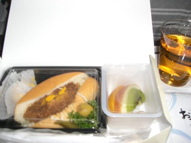 機内食のホットドッグ☆<br /><br />美味しかった◎<br /><br />ほんとに今回の旅は観光なしの食べてばっかの旅でし<br /><br />た☆☆☆