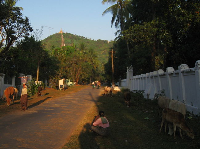 丘の上にあるニャーザベイッ･パゴダへ向かう。<br />夕陽を見るには急がなくちゃ。
