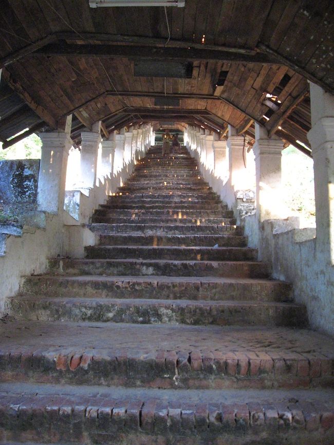 参道を登り始める。<br /><br />ステップと歩幅が合わなくて（微妙に一歩半）、なんだか登りにくい。<br /><br />砂と埃だらけだけど土足厳禁。