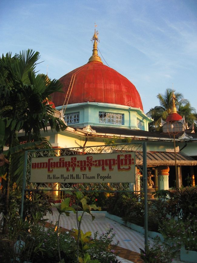 小さなパゴダを通り過ぎ