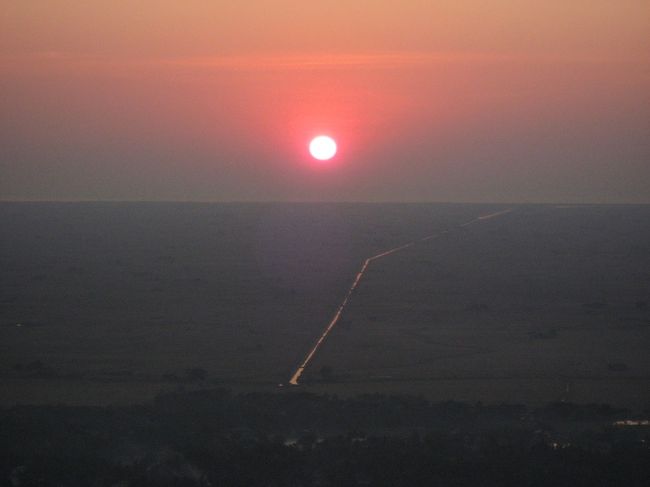 なんとか間に合った。<br /><br />毎夕ここに参拝しているというおじさんと、階段を一緒に降りる。