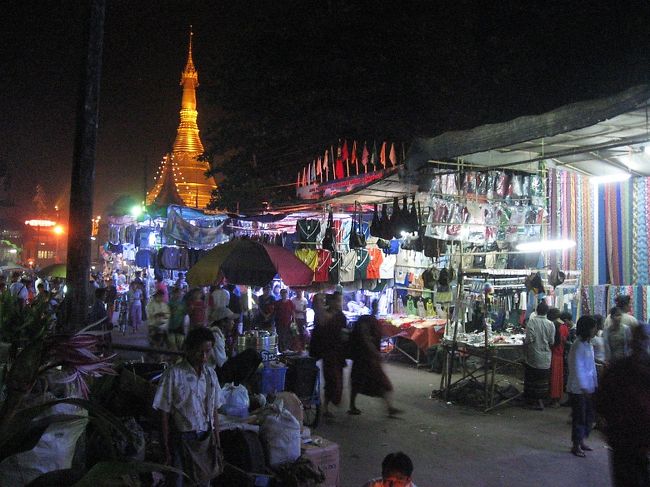 シュエザンヤン（Shwe Zan Yan）パゴダへの通りは、<br />結構な賑わい。
