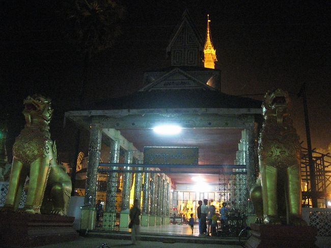 シュエザンヤンパゴダ。<br />縦長の"回"の字の紋様は、モン州でよく見かけるもの。