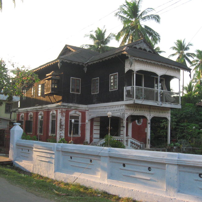 ここからモン様式の家屋。<br /><br />ミャンマーのモン族文化は、地味で目立たないけど、何故かとてもしっくりくる。<br /><br />言葉と建物と人柄と鶏と……僕にはそれくらいしか違いが分からないけど。