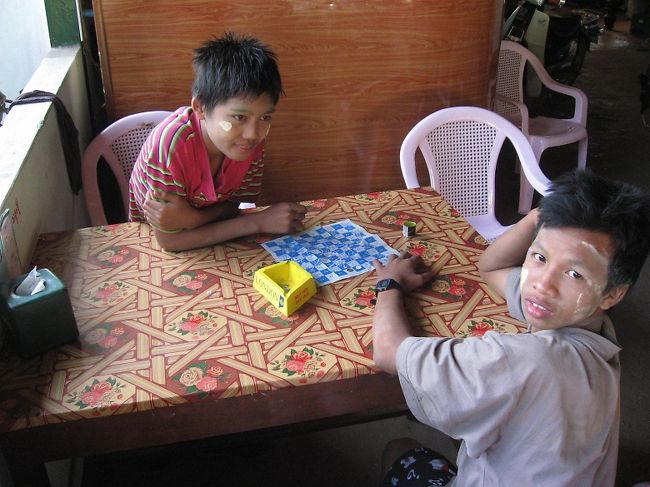 ボーイさん。<br />ちなみに1枚目のパアンでのボーイさんも、タトォンからやってきた子供。<br /><br />働く子供を、いろんな場所でたくさん眺めてきた。<br />見てきたとも言えない。眺めてきただけ。<br />恥ずかしいけれど、次第に慣れてきてしまう。<br /><br />それでも子供にビールを持ってきてもらうと、どきっとする。