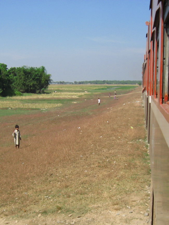 ここでも、お金を投げてくれるのを待つ子供たち。<br />