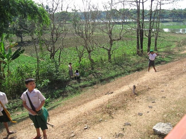緑のロンジーとシャンバック（学校の制服）を見ると、ほっとする。