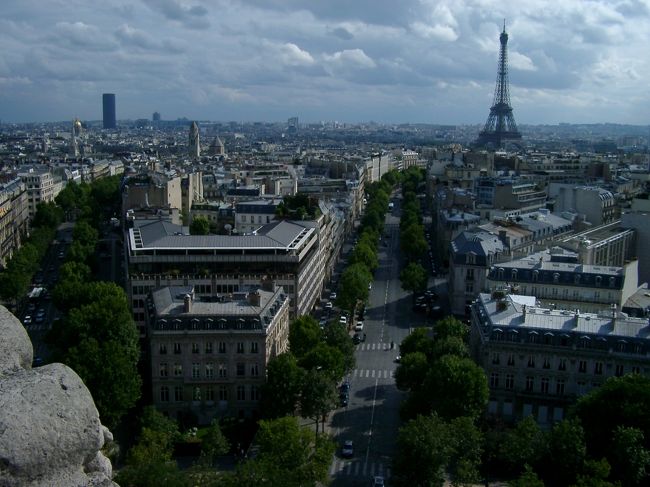 パリの風景を壁紙に🇫🇷／ 建物の合間に開けた空にエッフェル塔