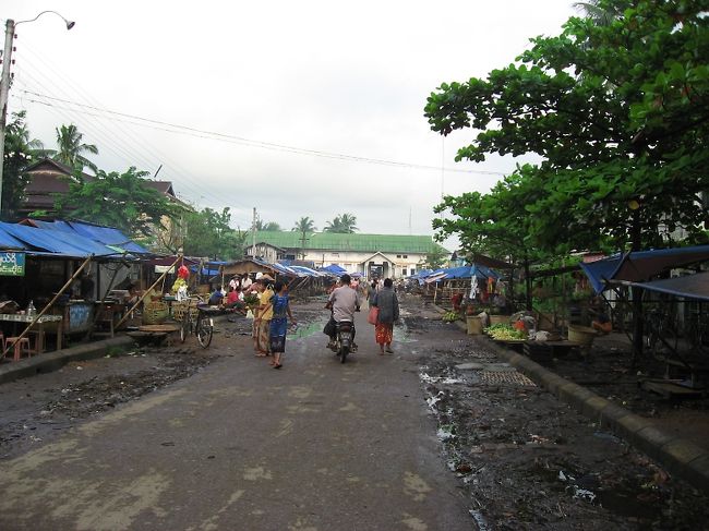 ミャンマーの旅を始めてすぐの、2006年10月初旬。<br /><br />ヤンゴンからマンダレー方面に列車で4時間ほどのところにあるニャウンレビン(Nyaunglebin)の町へ。<br /><br />宿泊可。生ビールやさん有。