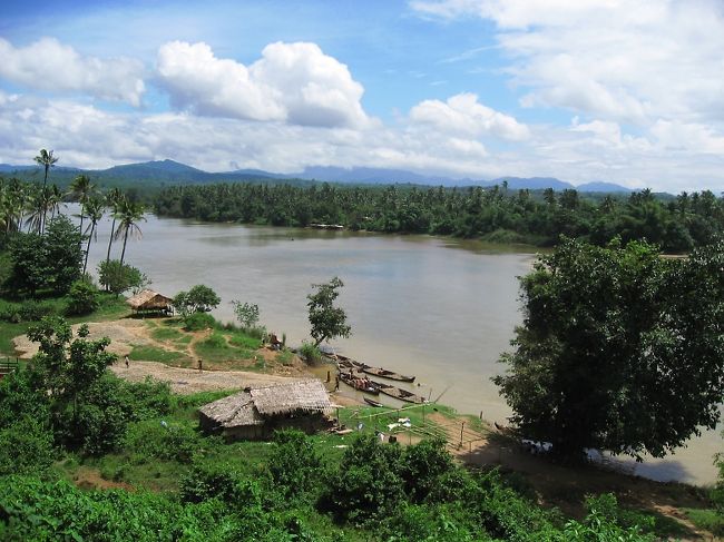 ニャウンレビンから東に30キロほどのところにある<br />シュウェジン(Shwegyin)の町へ、バイタクで移動。。<br /><br />ビルマ民族、シャン民族、カレン民族が集まる、<br />川のほとりの美しい町。<br /><br />http://www.mrtv3.net.mm/pages/hsoon.html<br />↑のページを見てこの地を訪れたくなり、ヤンゴンで外国人宿泊可能なことを確認していたんだけど、来てみたら泊まれなかった。<br /><br />生ビールやさんは有。<br /><br />(2007/9/28追記。9/26時点では見られたんですが、現在mrtv3のサーバには繋がらなくなっているようです)