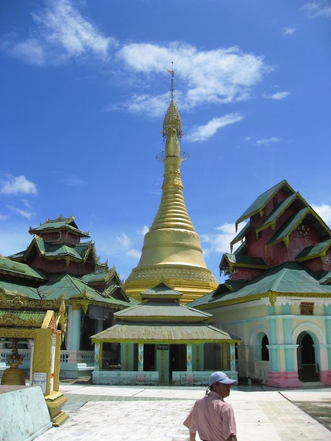 しょうがないので、せめて観光。<br />シュウェジンの中心となるパゴダへ向かう。<br /><br />ヤンゴンから近いし、景色も美しく、文化的にも興味深い場所なので、人気が出そうな町なんだけどなぁ。