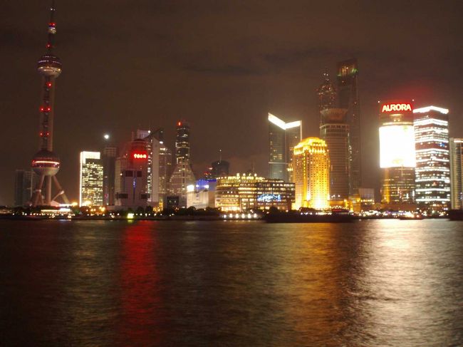 夜遅く上海到着。エアポートバス・地下鉄・徒歩にて、ホテル到着。街が碁盤目上なので、比較的分かりやすい。<br />外灘から近いので、あのお馴染みの景色も、ものの数分で見られるので、良い良い。こちら側と対岸、どちらのライトアップも素晴らしく、そして人多し！！