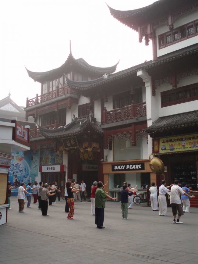 到着。観光客もほとんどいなく、地元民ぐらいなので、早朝見物はおススメ。太極拳なんて、見事なまでの想像通りの中国。店がほとんどやっていないことがデメリットだが。。。