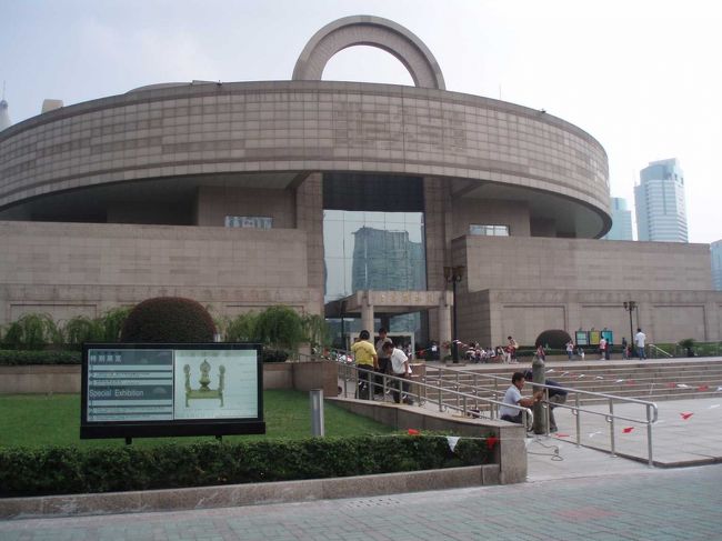 博物館前の広場では、なぜか凧揚げをしているおっさんが。。<br />外灘でも、凧揚げおっさんがいたのだが、ブーム？