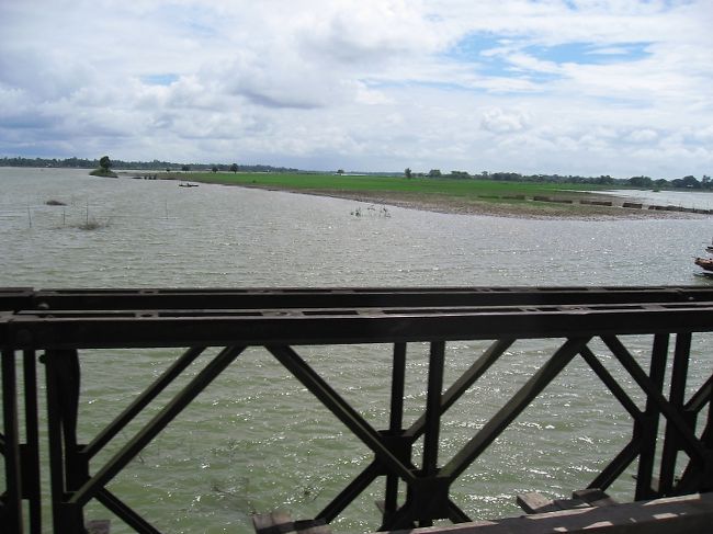 ニャウンレビンへの帰路。<br />シッタウン川にかかる橋。最近出来たらしい。