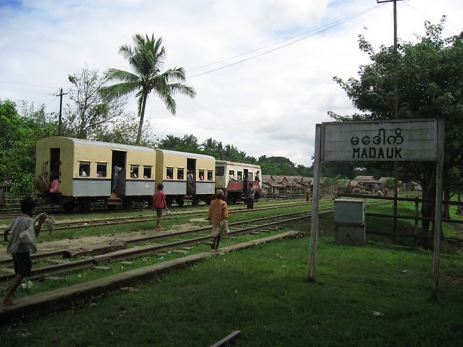 川を渡ったところにあるマダウク(Madauk)駅。<br />ニャウンレビンから伸びる支線の終着駅。<br /><br />最近まで蒸気機関車が走っていて、人気があった。<br />今の可愛い列車は外国人乗車不可。