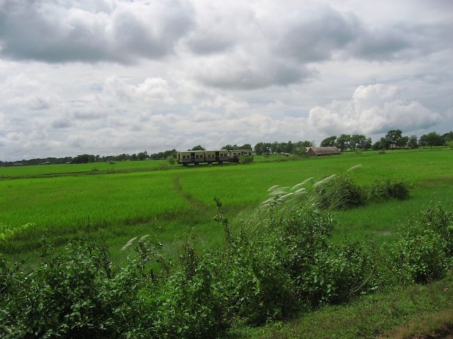 田園地帯を行く列車。