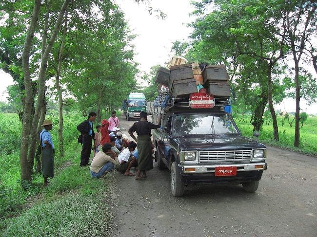 ニャウンレビンに1泊して(Thita Oo Motel、5ドル、なんとか寝られないことはないレベルだけど、何しにきた、どこでこの町を知った、とうるさい)、翌朝タウングー(Toungoo)へ向かう。<br /><br />タウングーはヤンゴンとマンダレーの中間あたりにある町。ニャウンレビンからの距離は短いけど、ピックアップは停車と休憩を繰り返し、半日がかり。<br /><br />助手席を取っていたんだけど、最後の1時間は女の子2人が追加されて3人で助手席（たいていは2人まで）。<br /><br />そのうえ、1人の女の子にギヤボックスをまたがせるセクハラまがいの狼藉ぶり。<br /><br />日本男児としては黙っておれず、試行錯誤の体位変化を経て、隙間にバックを詰め込んだ上での『↓↑↓』の形で落ち着く。<br /><br />『↑』の形は大変でしょ、大丈夫だよ、ありがとうね、などと、しぐさと片言のビルマ語で、何となくコミュニケーションが出来るようになってきた。嬉しい。他意はない。