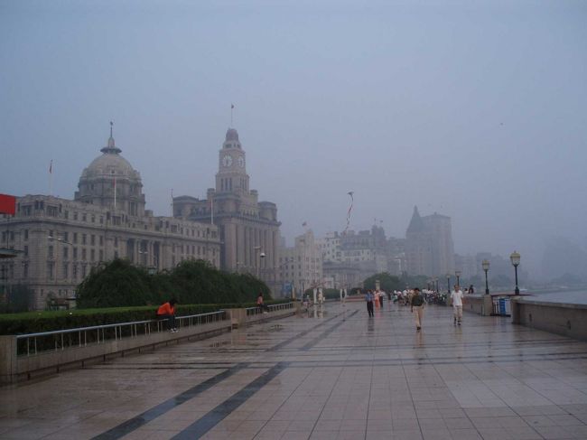 翌日、朝っぱらから、ホテルを出る。<br />豫園に向かうために、川沿いを歩いていく。<br />昨夜見た外灘の昼間の姿。<br />ライトアップしていた昨夜と違い、建築物の重厚な感じが分かる。