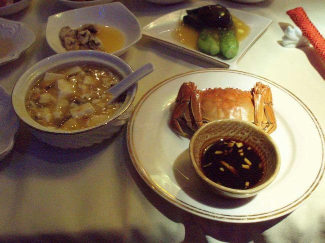 その夜、上海料理、上海蟹フルコース食べる。小さいながらにして、濃厚な蟹の味が美味！